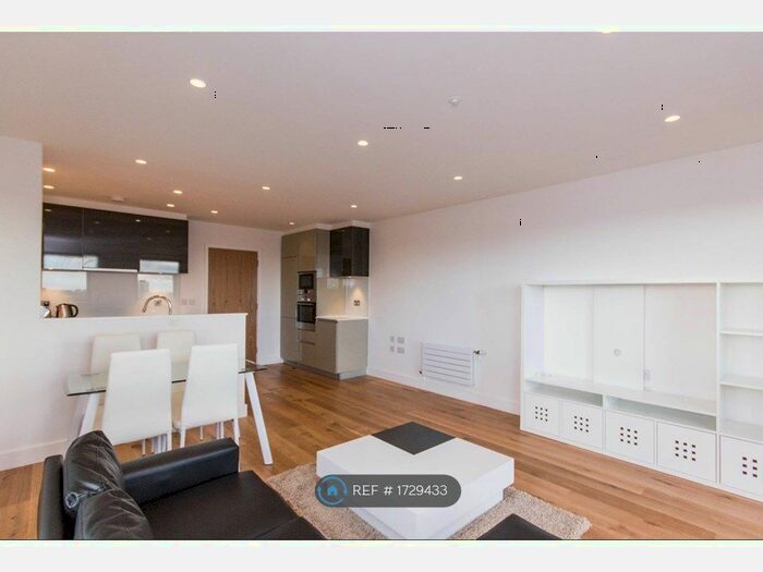 2 Bedroom Flat To Rent In Luxury - Opposite Canning Town Tube, Newham, London, E16