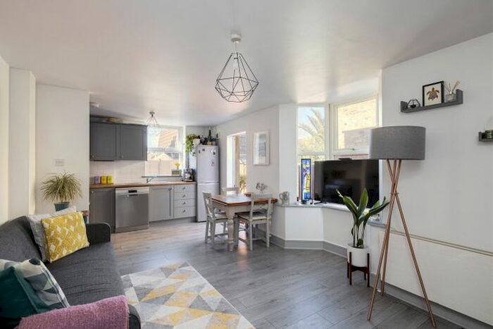 2 Bedroom Flat To Rent In Ellora Road, London, SW16