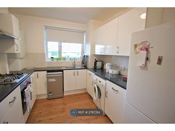 3 Bedroom Flat To Rent In Spenlow House, London, SE16