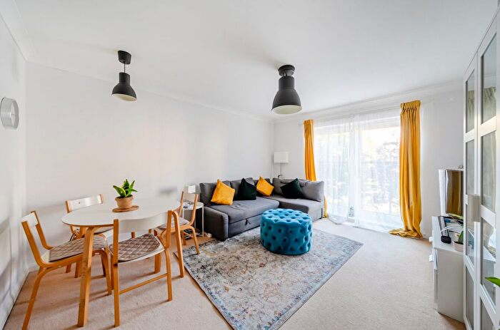 1 Bedroom Flat For Sale In Ironside Court, Southcott Road, Teddington, TW11