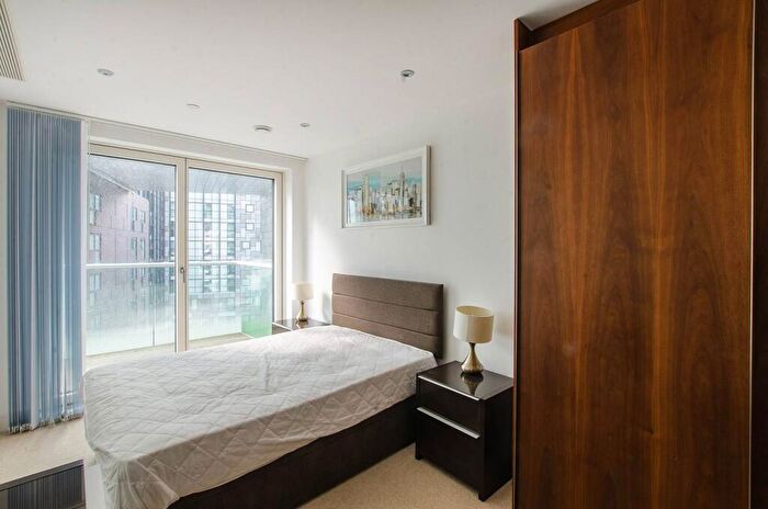 2 Bedroom Flat To Rent In Lincoln Plaza, Canary Wharf, London, E14