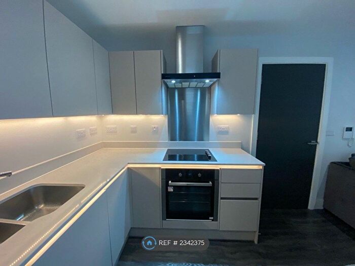 2 Bedroom Flat To Rent In Cheetham Hill Road, Manchester, M4