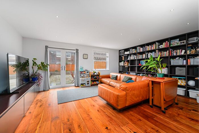 3 Bedroom Terraced House For Sale In Lockesfield Place, London, E14