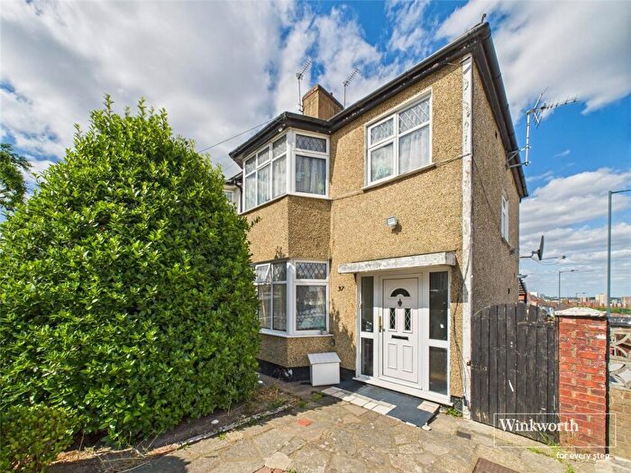 3 Bedroom House To Rent In Summit Close, London, NW9