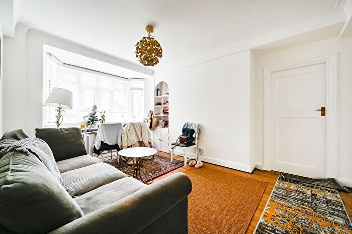 2 Bedroom Flat To Rent In Chatsworth Court, Kensington, London, W8