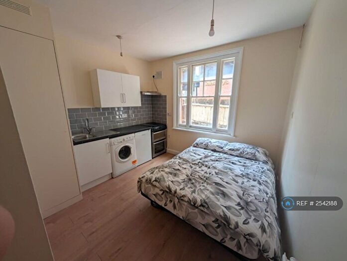 Studio To Rent In Westbeech Road, London, N22