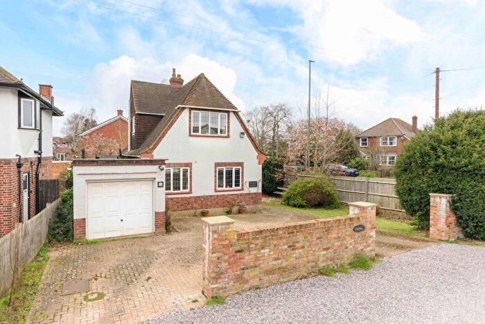 2 Bedroom Detached House For Sale In Moorhayes Drive, Laleham, TW18