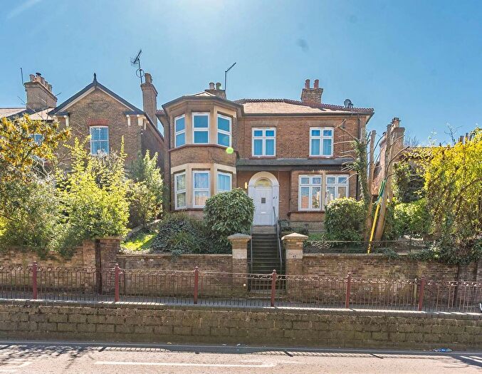 2 Bedroom Flat To Rent In Chalk Hill, Bushey, Watford, WD19