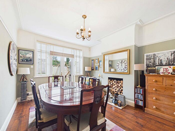 3 Bedroom Semi-Detached House For Sale In Ambleside Drive, Southend-On-Sea, SS1 - Photo 7