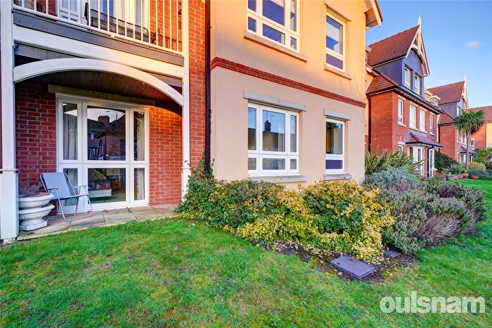 2 Bedroom Flat For Sale In Hanbury Road, Droitwich, Worcestershire, WR9