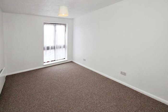 3 Bedroom Flat To Rent In Loughman Close, Kingswood, Bristol, BS15