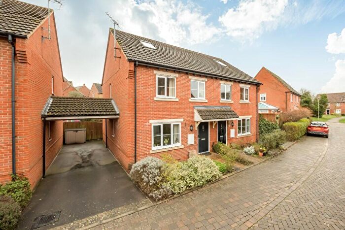 3 Bedroom Semi Detached House For Sale In Walnut Lane, Didcot, Oxfordshire, OX11