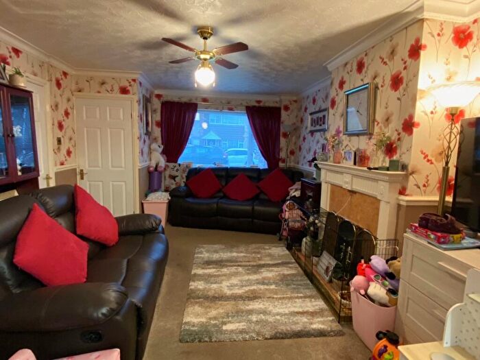 3 Bedroom Semi-Detached House For Sale In Hill View Close, Grantham, NG31