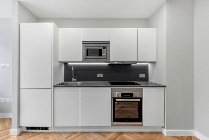 2 Bedroom Flat To Rent In Clapham Common North Side, London, SW4