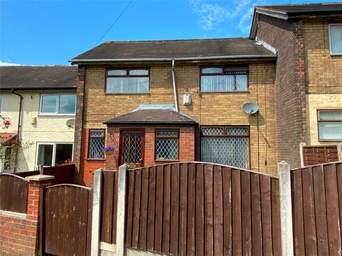 3 Bedroom Town House For Sale In Dumbarton Drive, Heywood, Greater Manchester, OL10