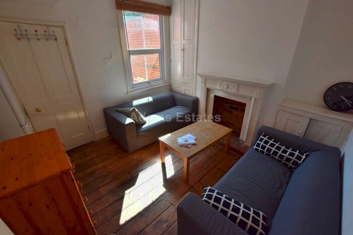 4 Bedroom Terraced House To Rent In De Beauvoir Road, Reading, RG1