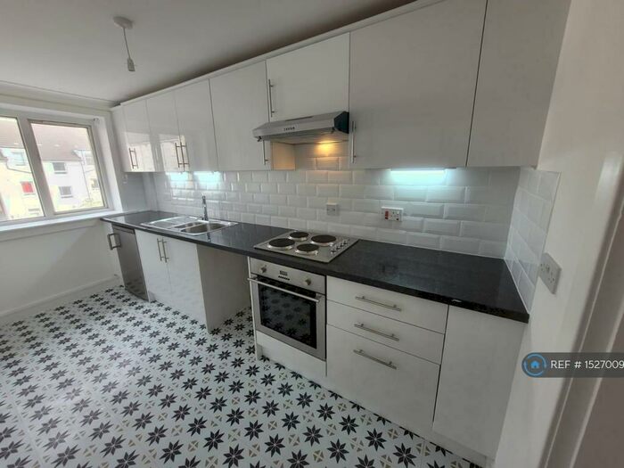 3 Bedroom Flat To Rent In Broomhill Street, Greenock, PA15