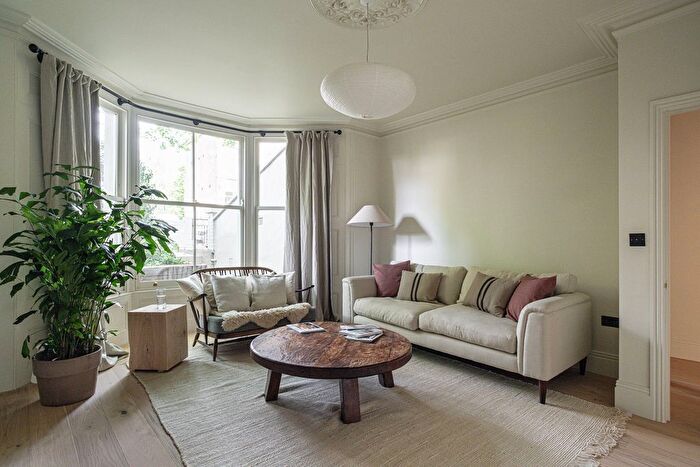 3 Bedroom Maisonette For Sale In The Orchards, Evering Road, London, N16