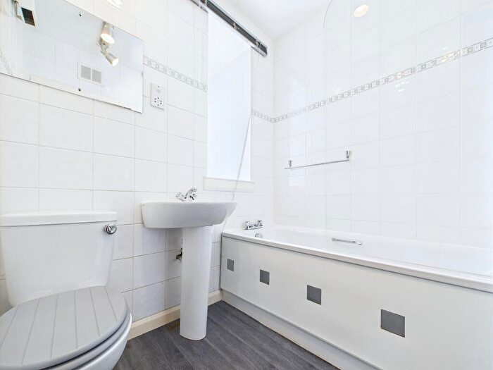 2 Bedroom Flat To Rent In Beltane Street, G3