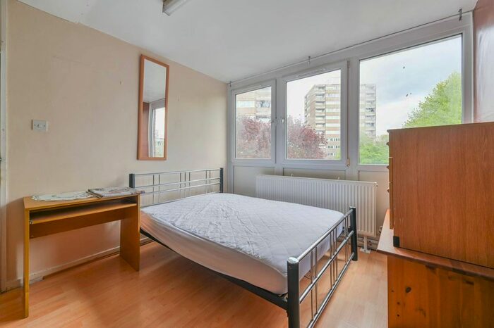 3 Bedroom Flat To Rent In Fontley Way, Roehampton, London, SW15