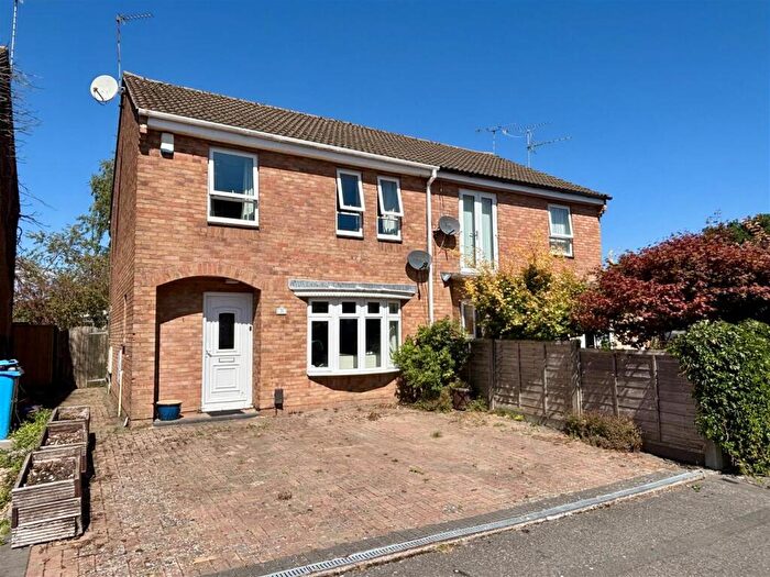 3 Bedroom Semi-Detached House For Sale In Millstream Close, Poole, BH17