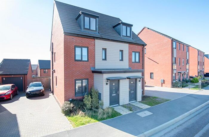 3 Bedroom Semi-Detached House For Sale In Fitzhugh Rise, Wellingborough, NN8
