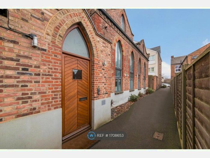 2 Bedroom Flat To Rent In Quiet Way, Richmond, TW9