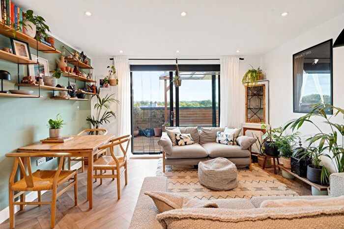 3 Bedroom Flat For Sale In Queens Road, London, SE15