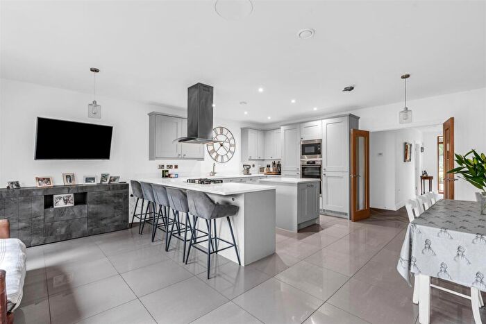 5 Bedroom Detached House For Sale In Frythe Avenue, Welwyn, AL6