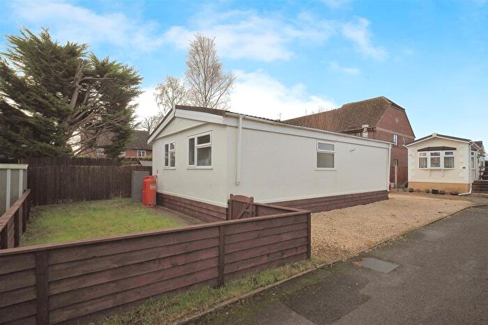 2 Bedroom Mobile/park Home For Sale In Avon Park, Netheravon, Salisbury, SP4