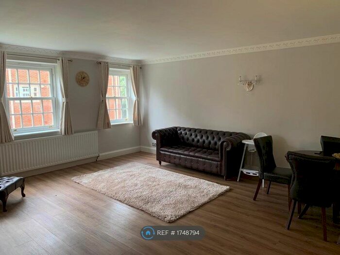 2 Bedroom Flat To Rent In Blenheim, London, SW19