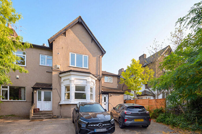 2 Bedroom Flat For Sale In Holden Road, , Woodside Park, London, N12