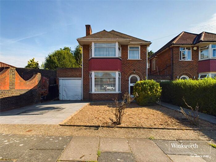 3 Bedroom Detached House For Sale In Beverley Drive, Edgware, Middlesex, HA8