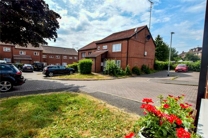 1 Bedroom Maisonette To Rent In Barn Close, Hemel Hempstead, Hertfordshire, HP3