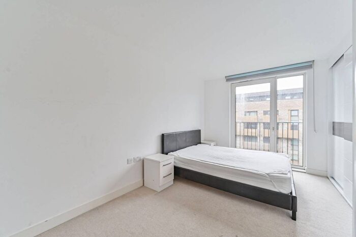2 Bedroom Flat For Sale In Whiting Way, Rotherhithe, London, SE16