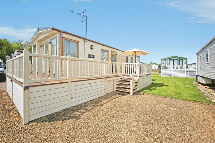 2 Bedroom Park Home For Sale In Warwick Road, Stratford-Upon-Avon, CV37