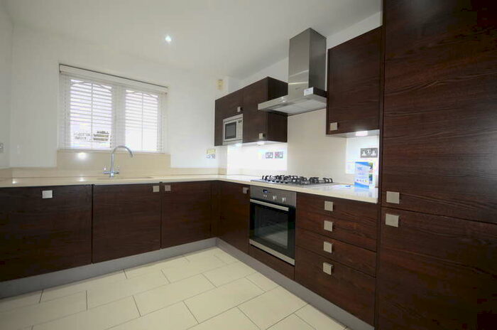 2 Bedroom Maisonette Flat To Rent In North Street, SL4
