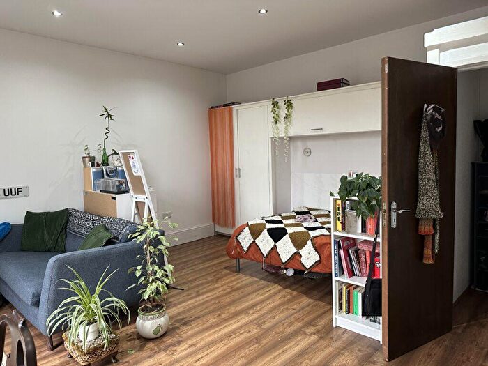 Studio To Rent In Wilmslow Road - Withington - Pcm, M14