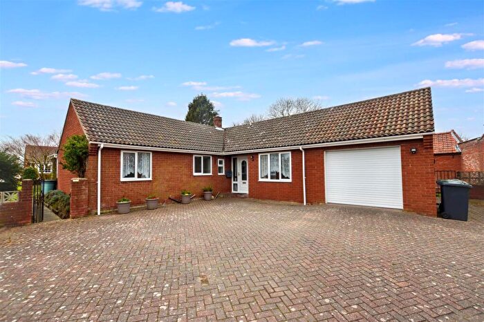 3 Bedroom Detached Bungalow For Sale In The Street, Aylmerton, Norwich, NR11