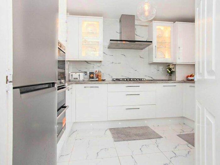 3 Bedroom Maisonette To Rent In Fern Street, Bow, E3