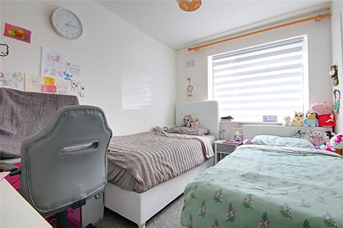 2 Bedroom Maisonette For Sale In Westfield Close, Enfield, Middlesex, EN3