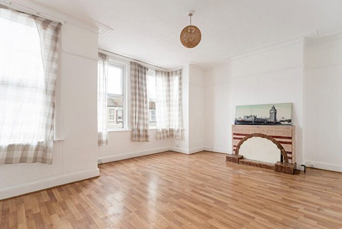 2 Bedroom Flat For Sale In Willingdon Road, London, N22