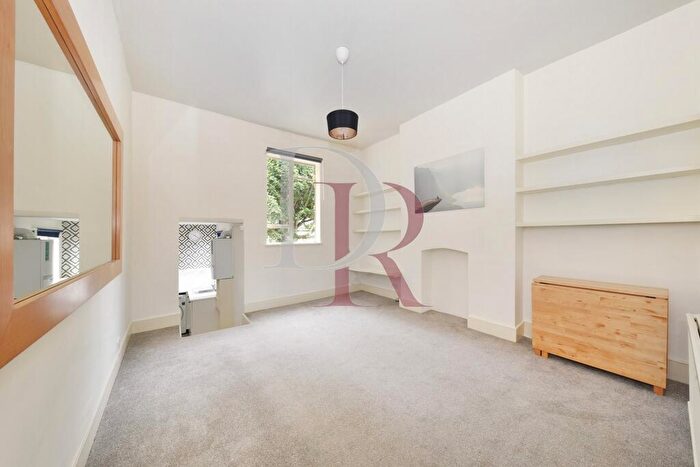 2 Bedroom Apartment To Rent In Clissold Crescent, Stoke Newington, N16