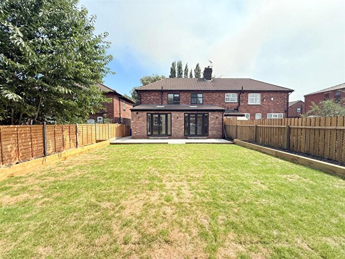 3 Bedroom Semi-Detached House For Sale In Railway Street, Dukinfield, SK16