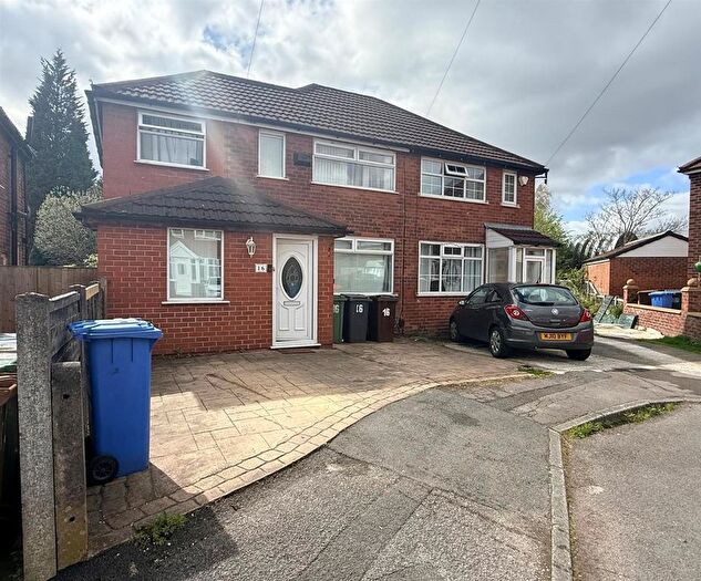 3 Bedroom Semi-Detached House For Sale In Lines Road, Droylsden, M43