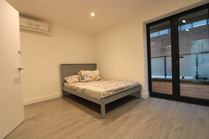 3 Bedroom Flat To Rent In Parkgate Road, London, SW11