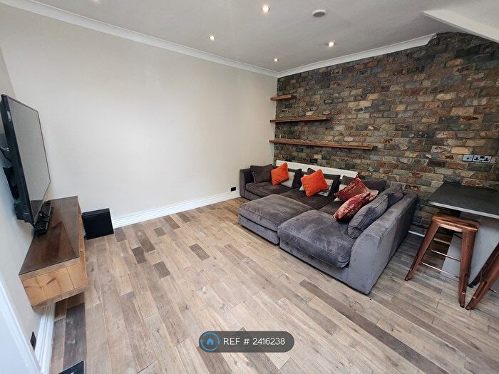 3 Bedroom Flat To Rent In Gatley Road, Cheadle, SK8