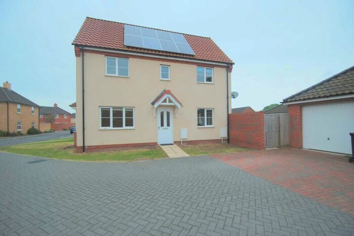 3 Bedroom Semi-Detached House To Rent In Maurecourt Drive, Norwich, NR13