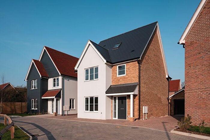 4 Bedroom Link Detached House For Sale In Hawthorn Close, Main Road, Bicknacre, Chelmsford, CM3