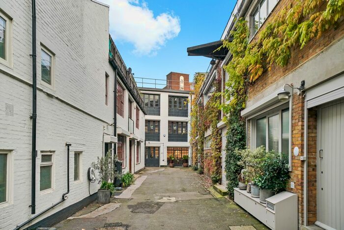 4 Bedroom Mews House To Rent In Hanover Yard, Angel, N1